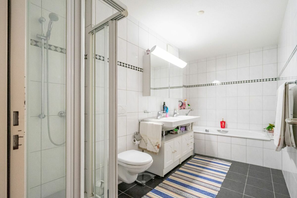 Modernes Badezimmer mit Badewanne und Dusche
