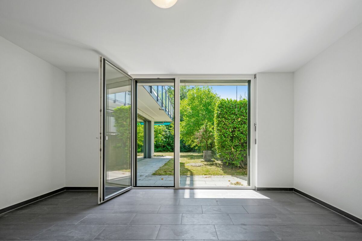 Leeres modernes Zimmer mit Gartenblick