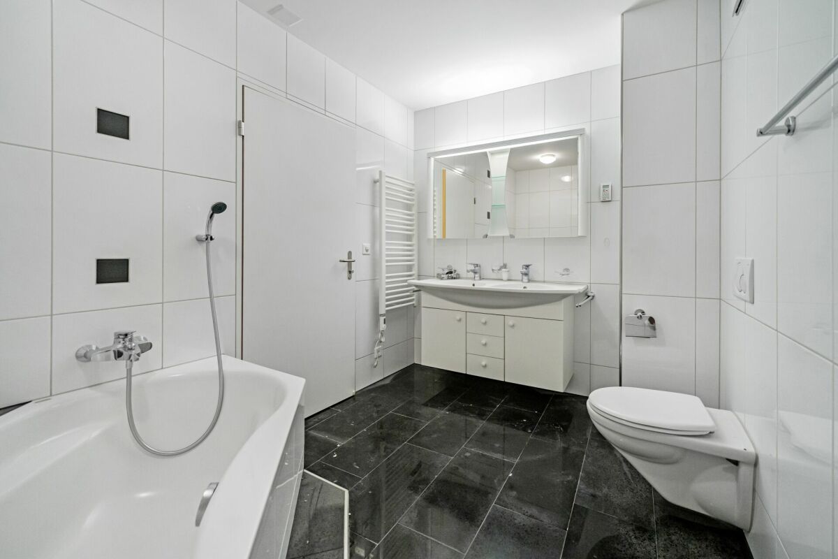 Modernes Badezimmer mit Badewanne und Waschtisch