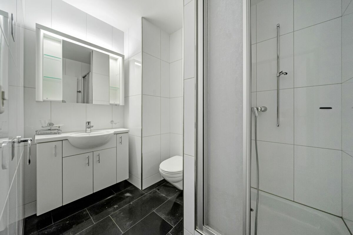 Modernes kleines Badezimmer mit Dusche und Waschplatz