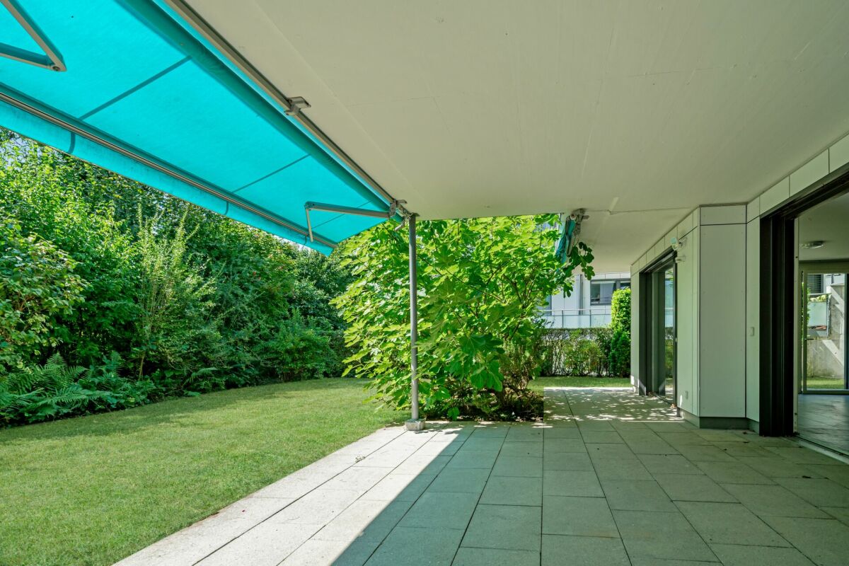 Überdachte Terrasse mit Gartenblick
