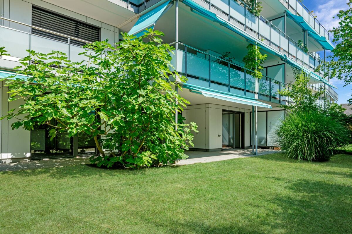 Moderne Wohnanlage mit Garten und Balkon