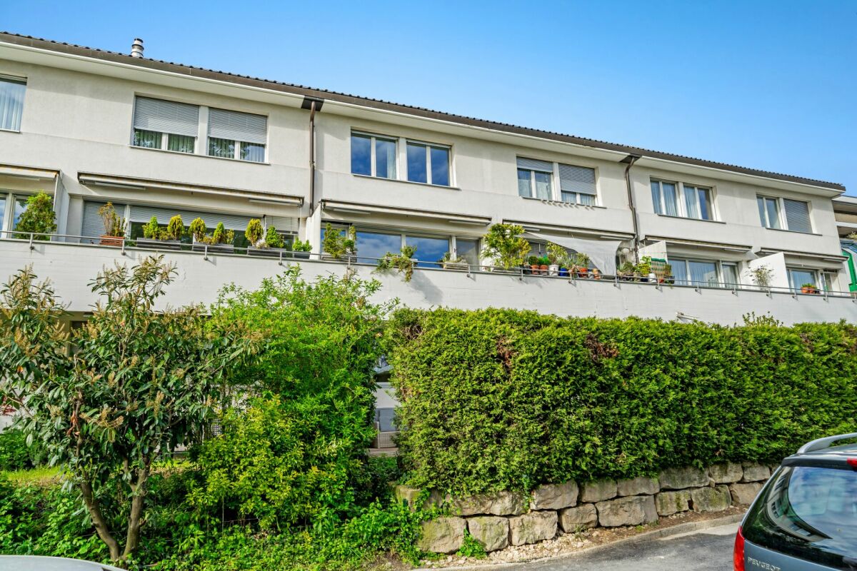 Mehrfamilienhaus mit Balkon und viel Grün