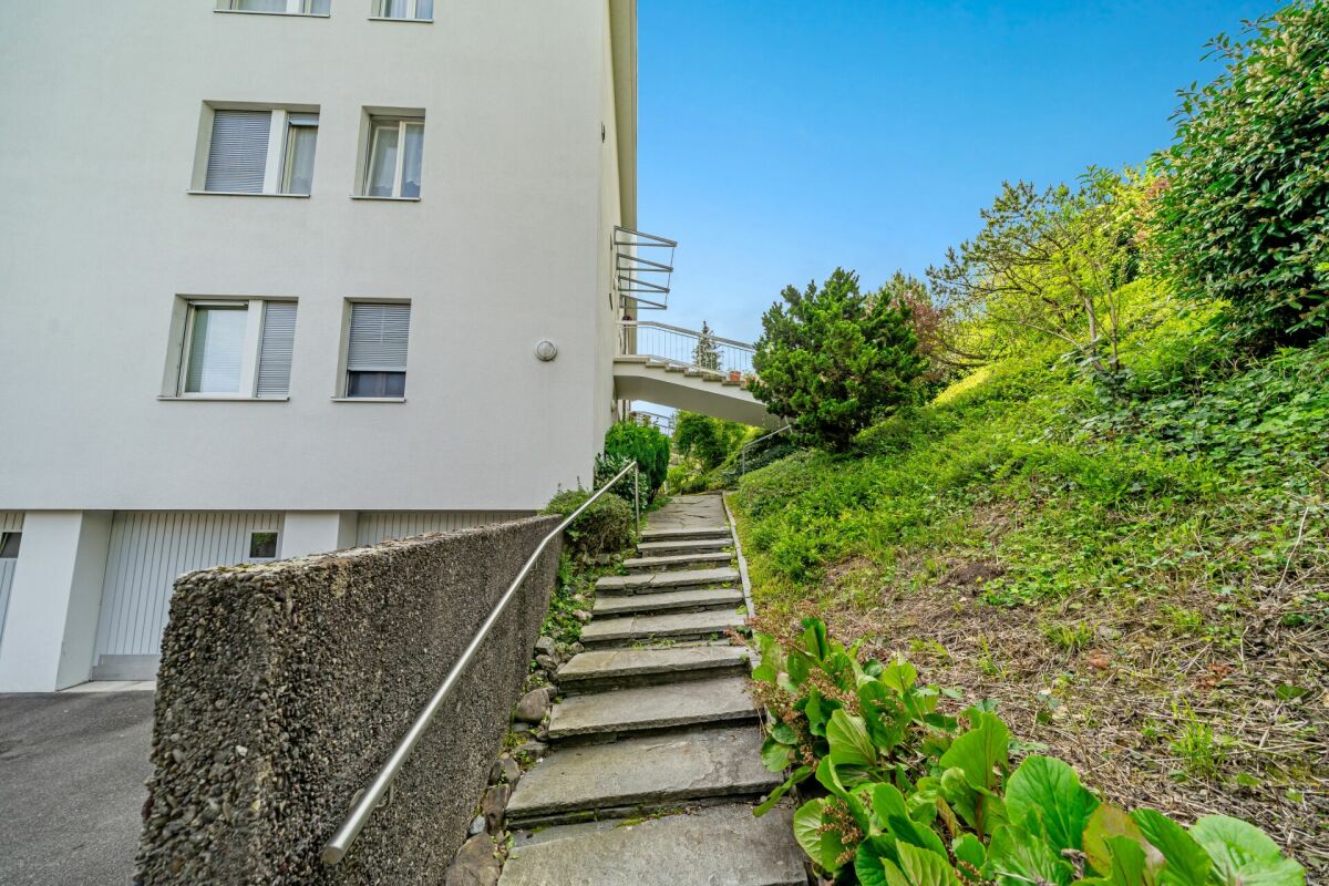 Zugang mit Treppe und Garten am Wohnhaus