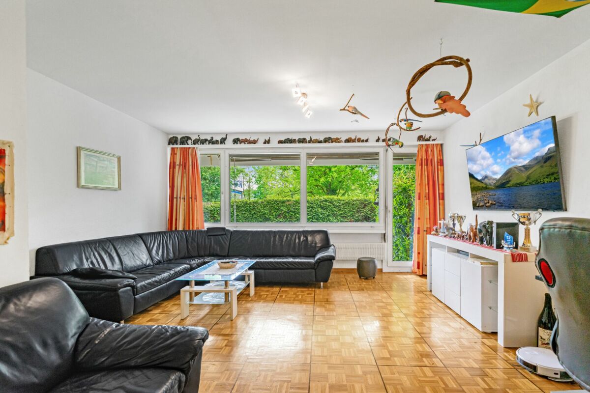 Wohnzimmer mit großer Fensterfront