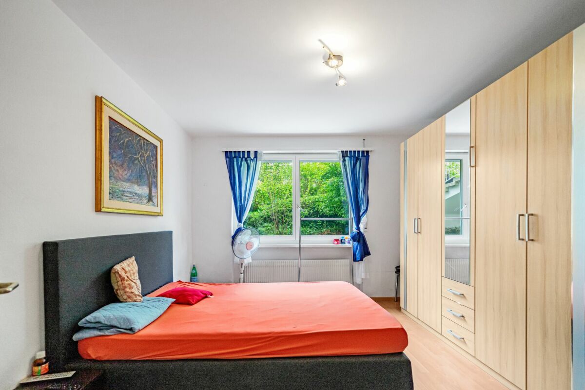Schlafzimmer mit Kleiderschrank und Blick ins Grüne