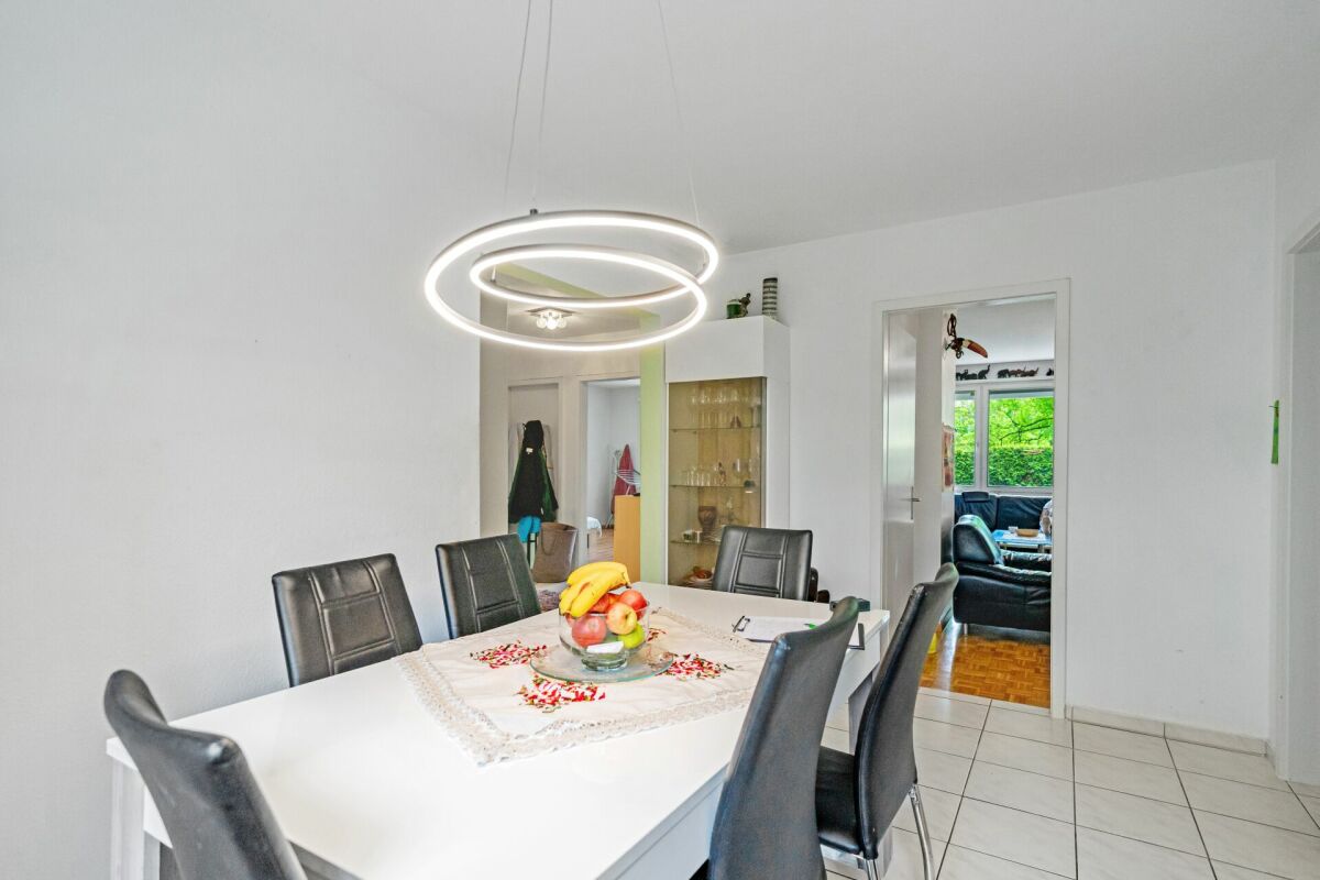 Essbereich mit Blick in den Wohnraum