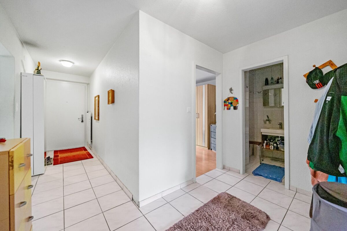 Heller Eingangsbereich mit Flur und Badzugang
