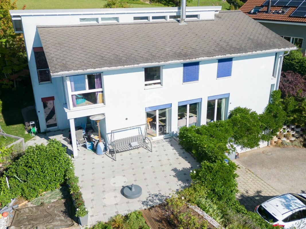 Moderne Hausfassade mit Terrasse und Garten