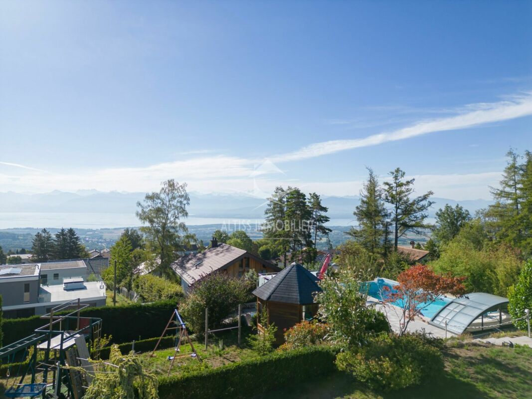 Garten mit Pool und Seeblick