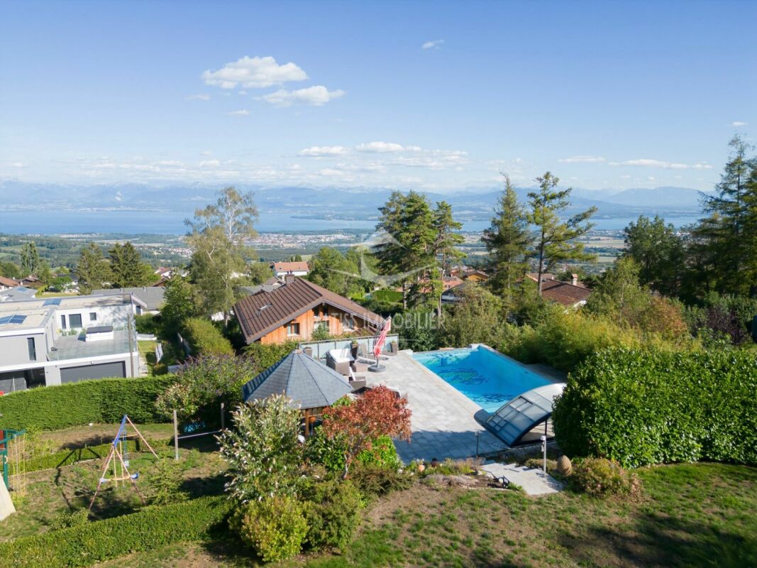 Luxusgarten mit Pool und Panoramablick