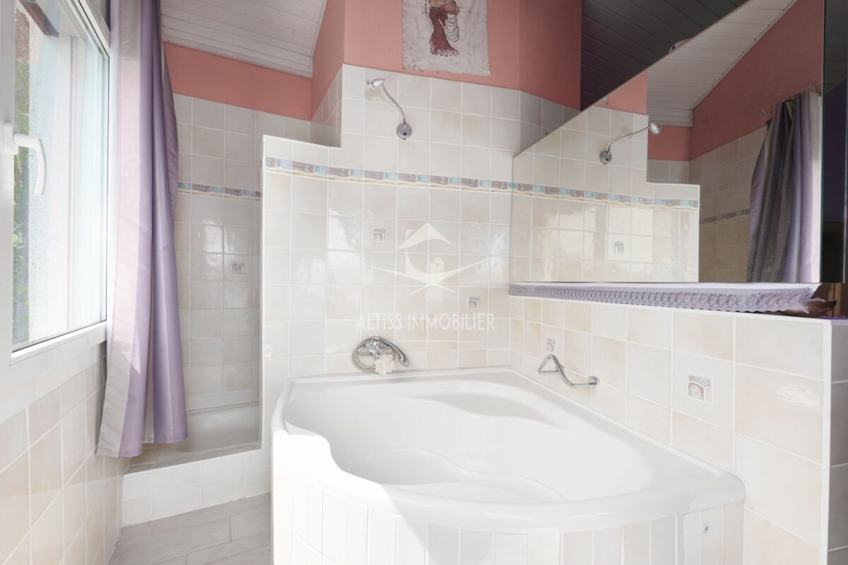 Badezimmer mit Wanne und Fliesen