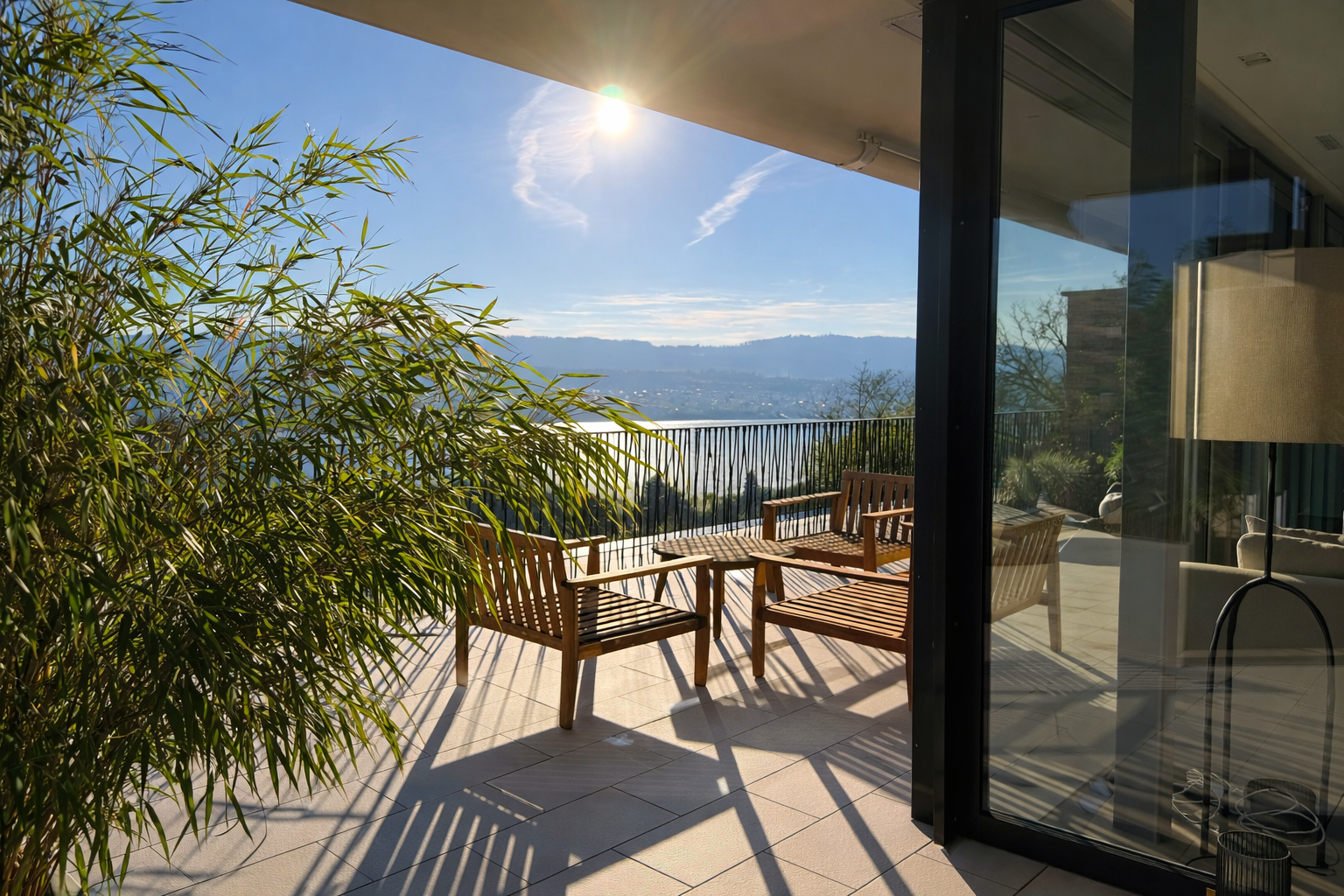 Sonnige Terrasse mit Berg- und Seeblick