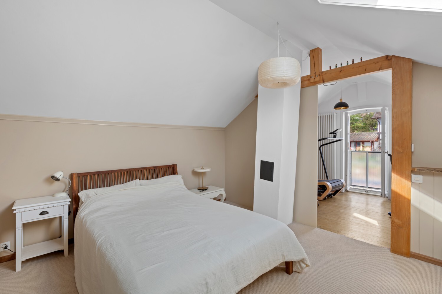 Schlafzimmer im Dachgeschoss mit Blick in einen Nebenraum