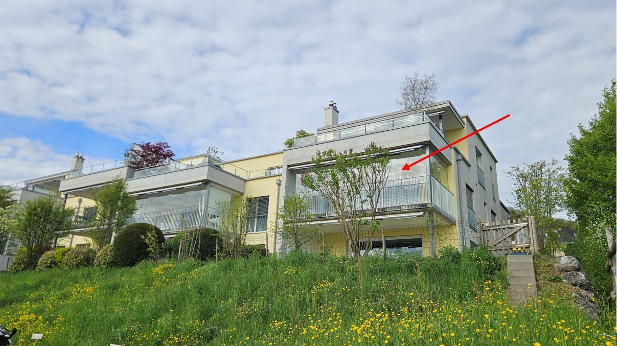 Modernes Mehrfamilienhaus mit Balkonen