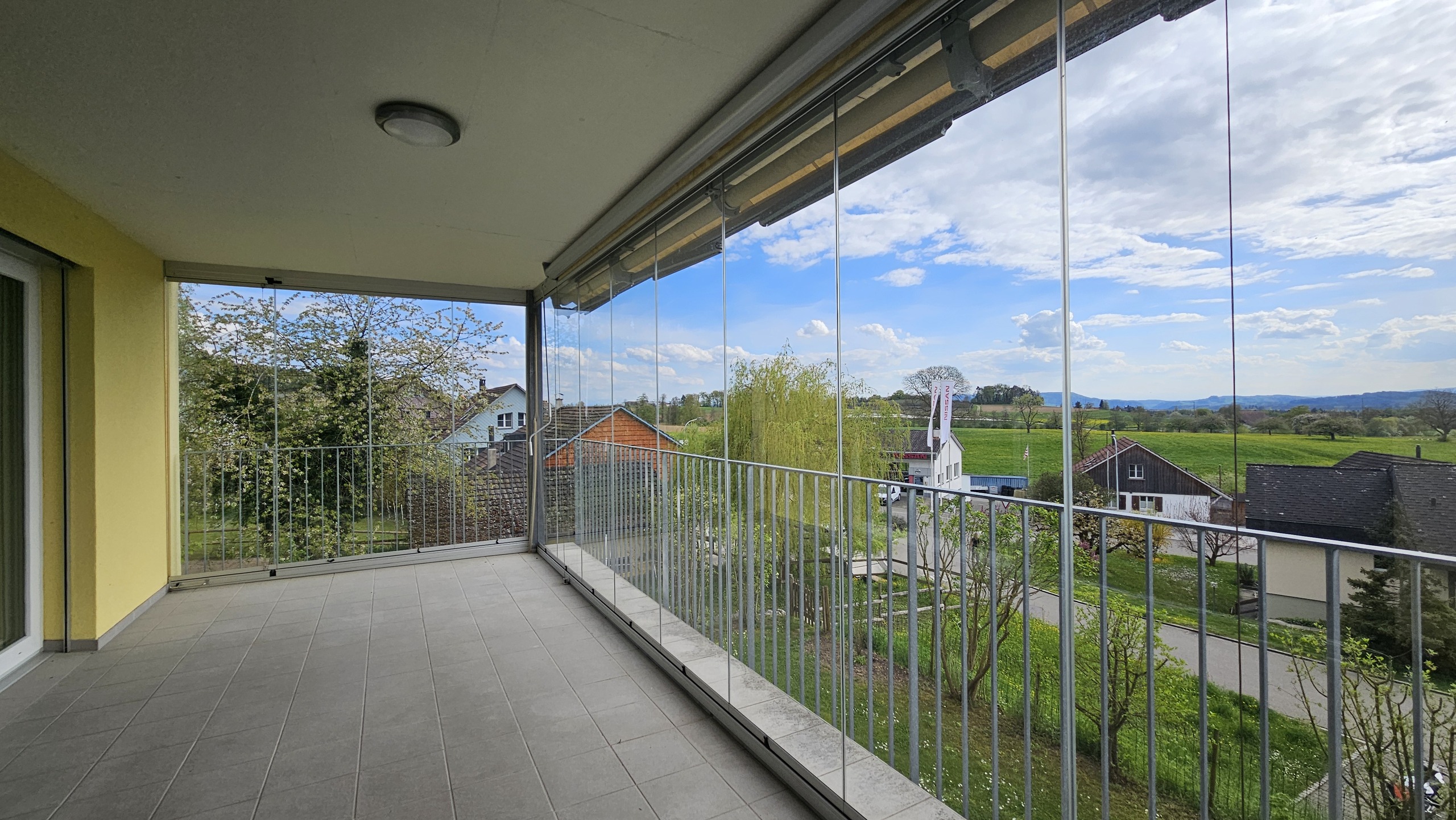 Überdachter Balkon mit Panoramablick