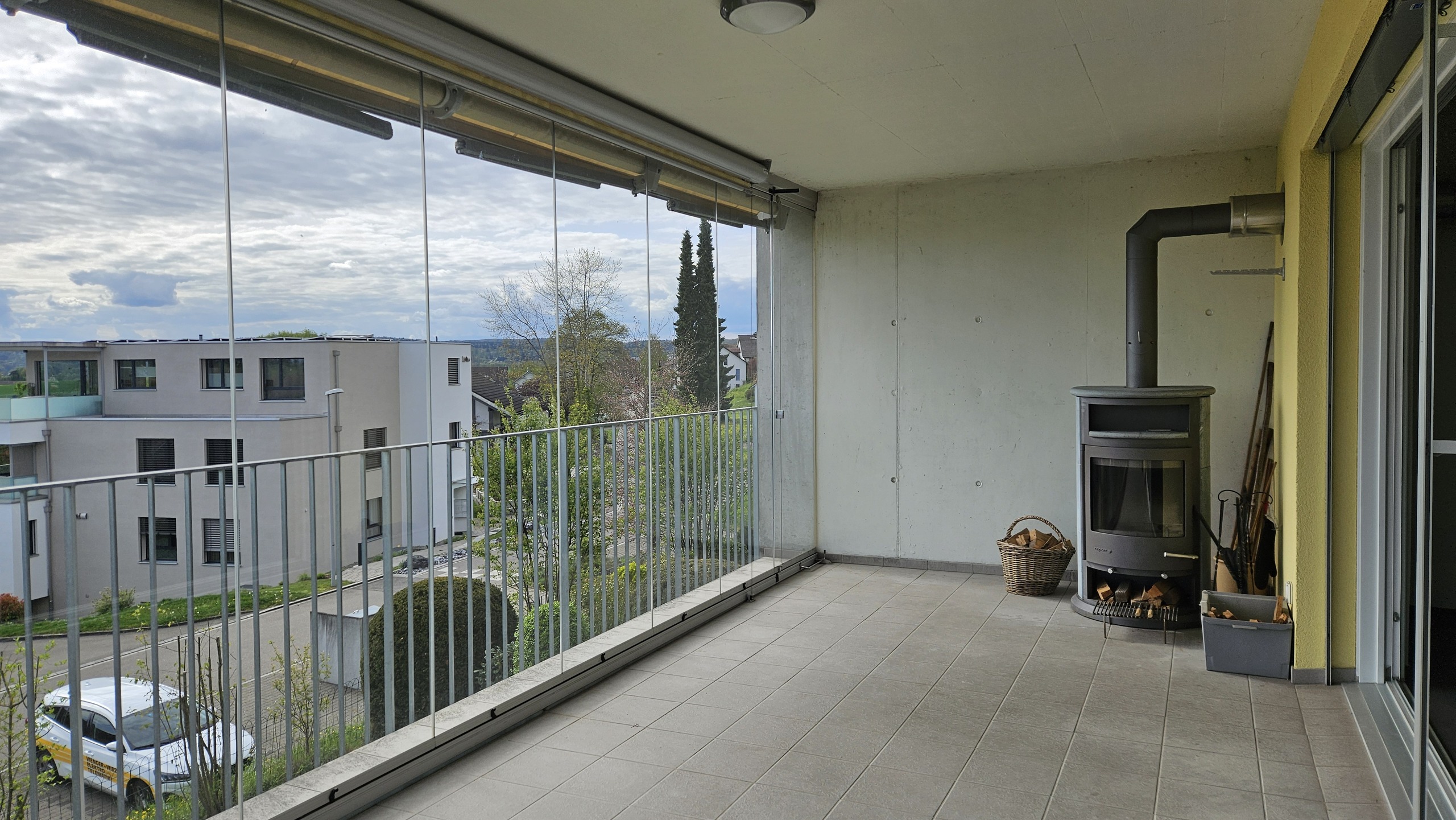 Überdachter Balkon mit Kaminofen