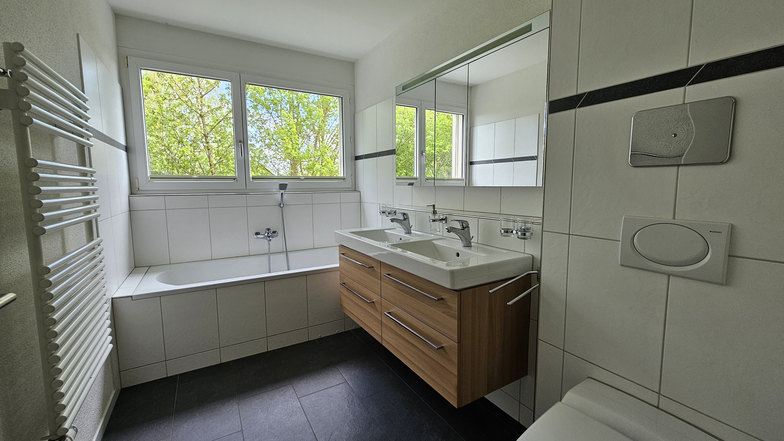 Modernes Badezimmer mit Badewanne und Doppelwaschtisch