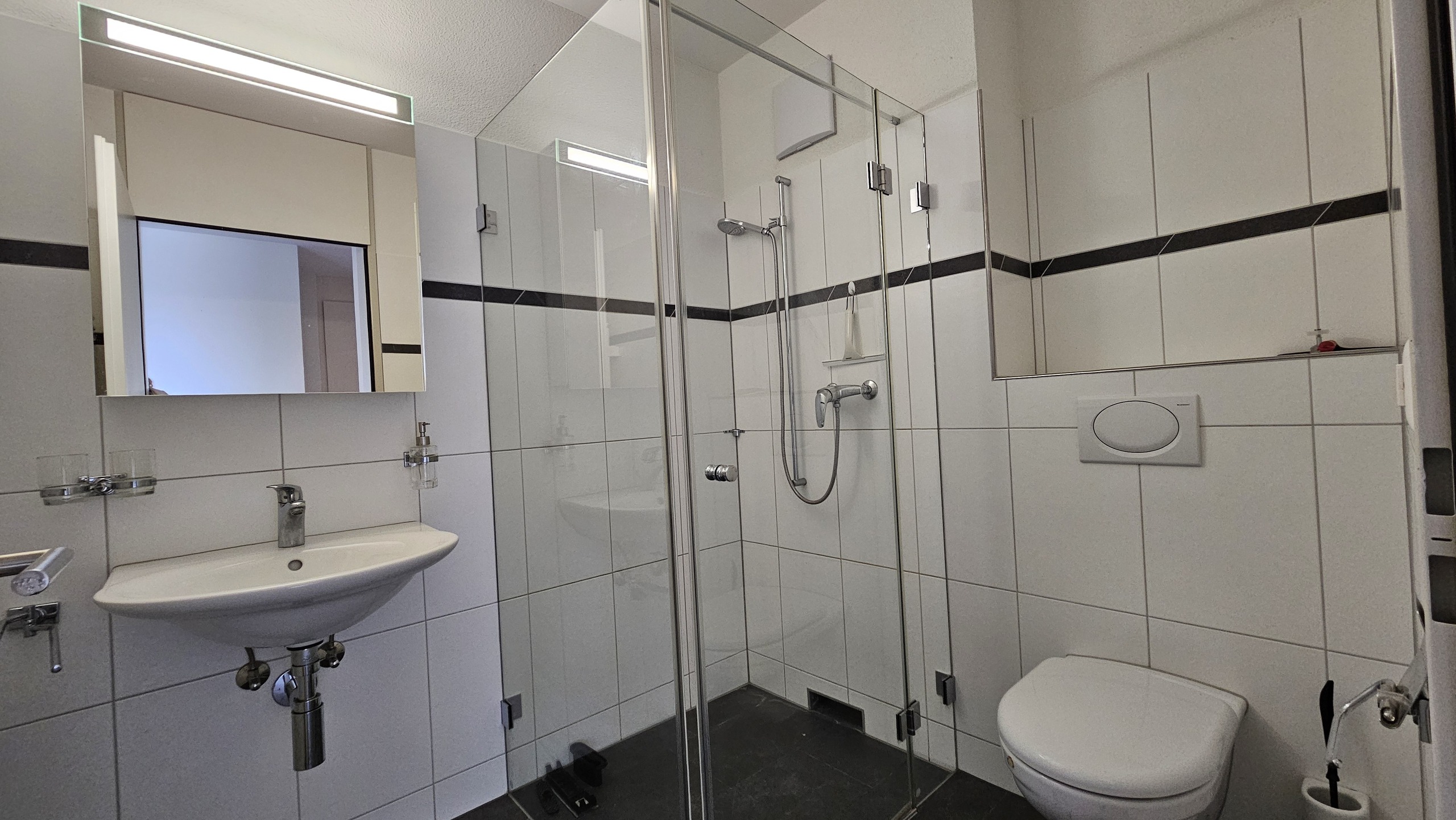 Modernes Badezimmer mit Dusche und Doppelwaschtisch-Optik