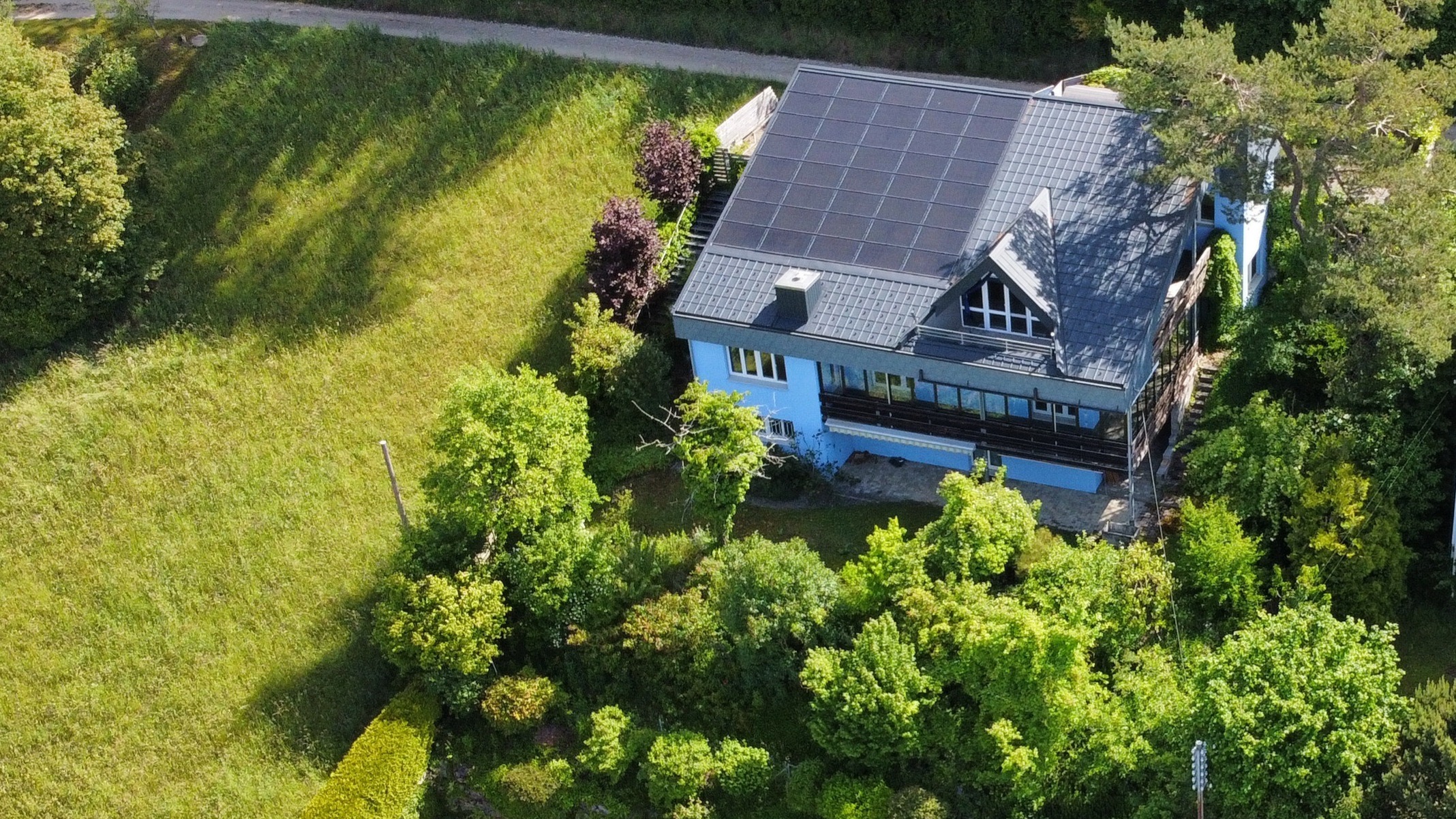 Einfamilienhaus mit Solardach im Grünen