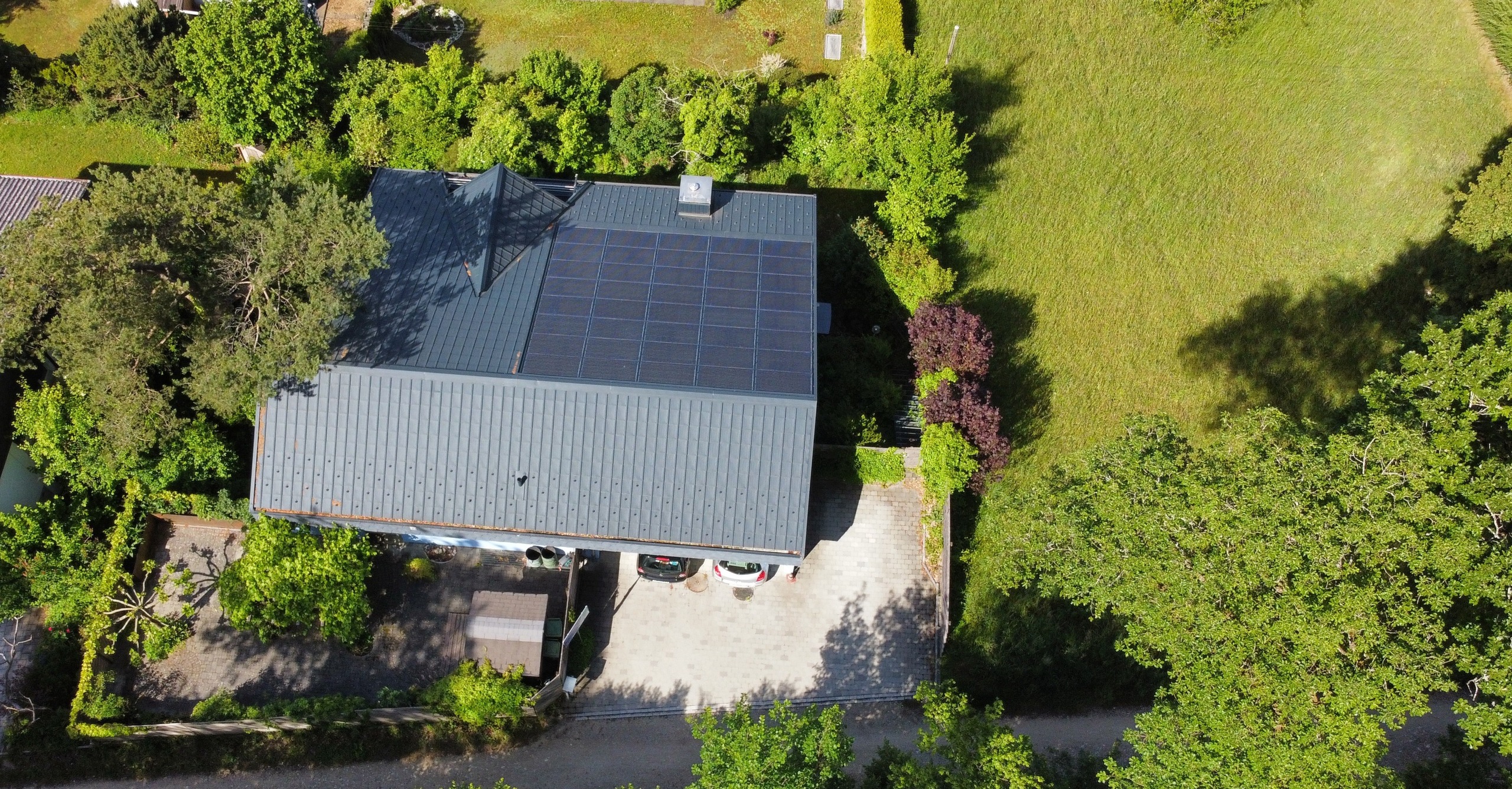 Luftaufnahme eines Hauses mit Solardach