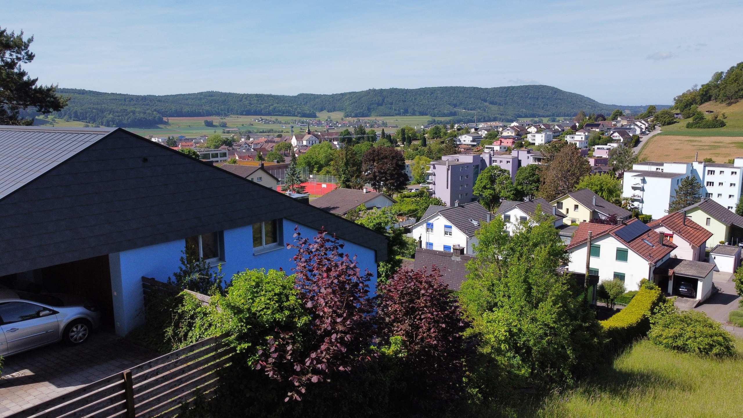 Dorf- und Landschaftsblick mit Wohnhäusern