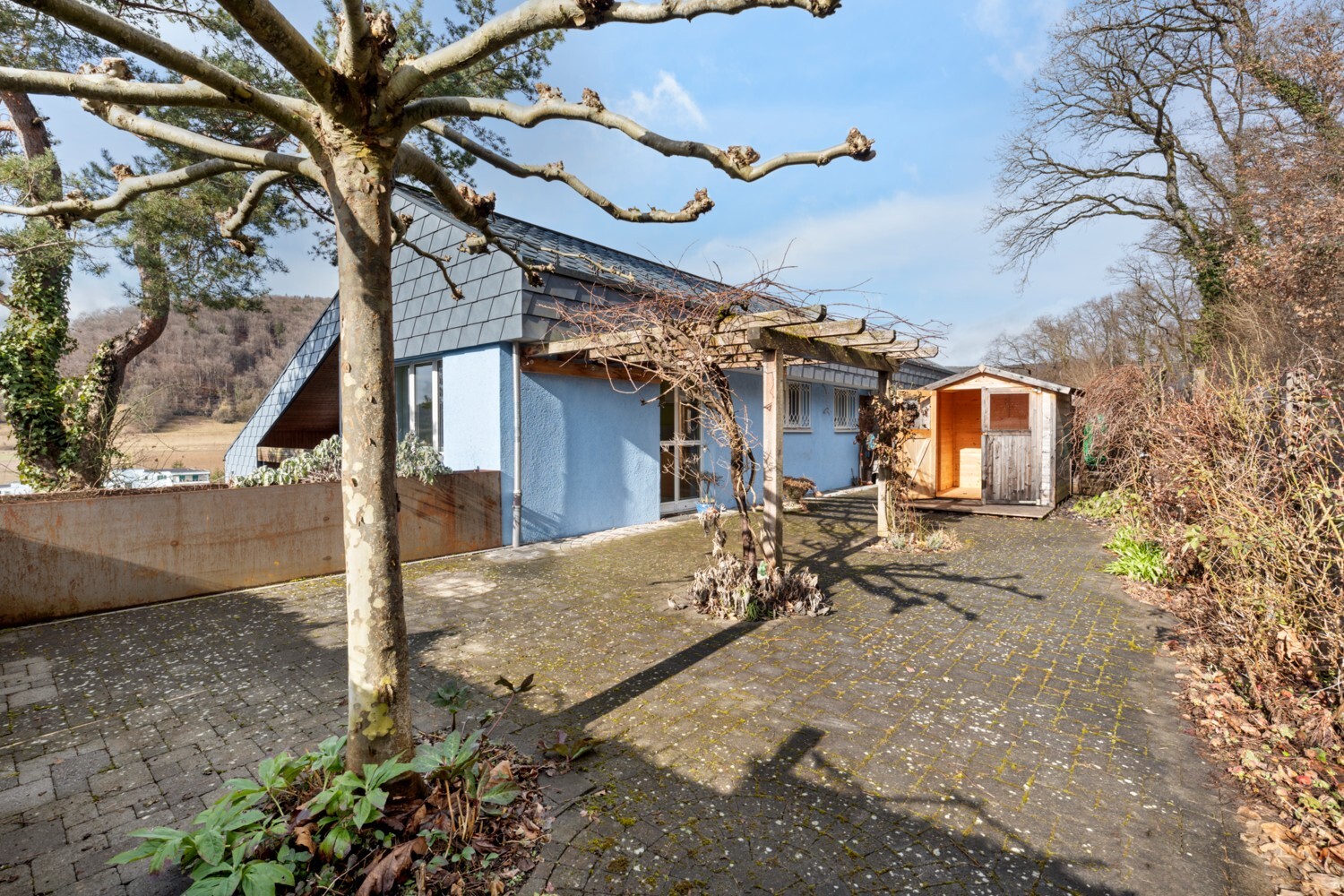 Außenansicht eines Hauses mit Hof und Garten