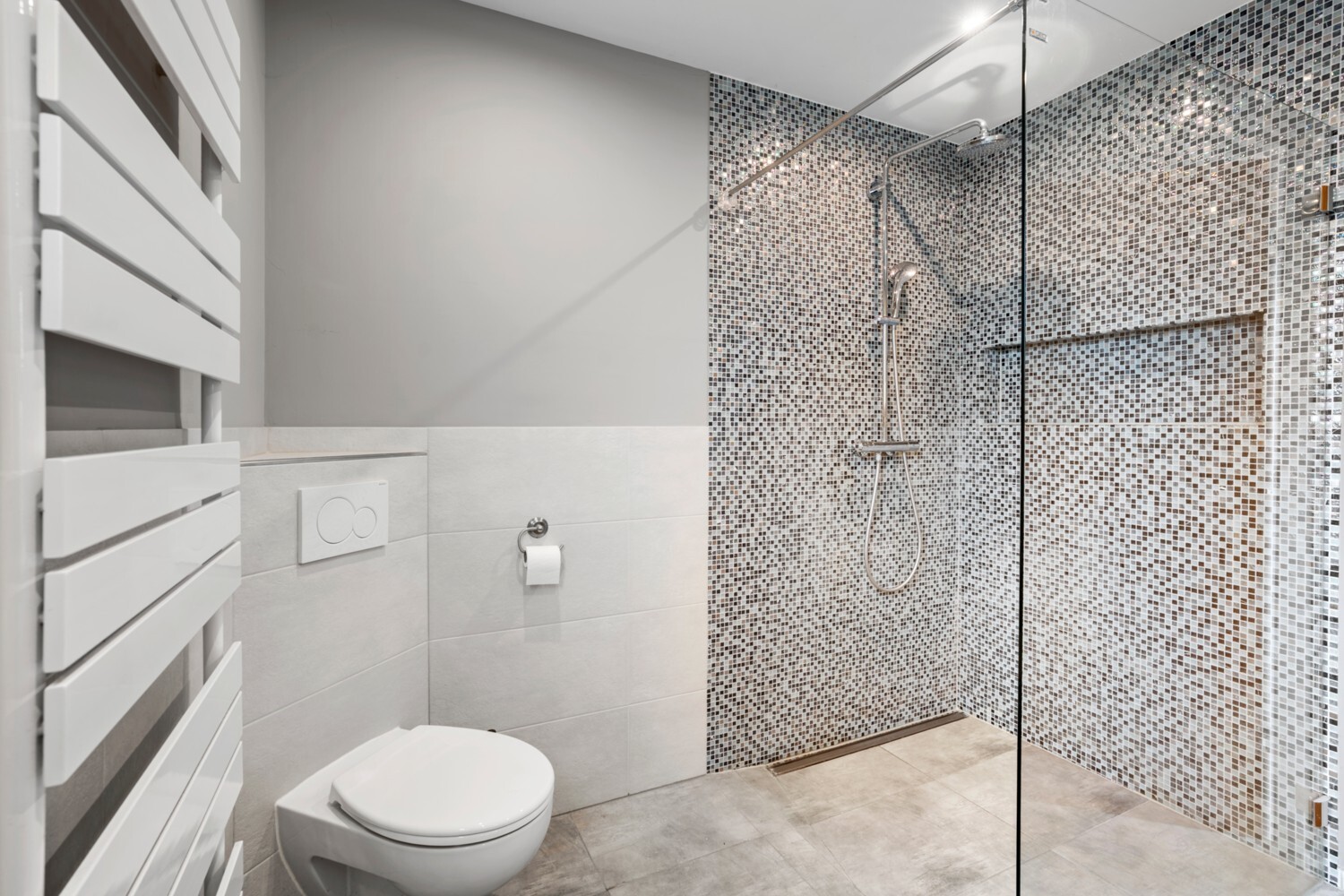 Modernes Badezimmer mit Walk-in-Dusche und WC