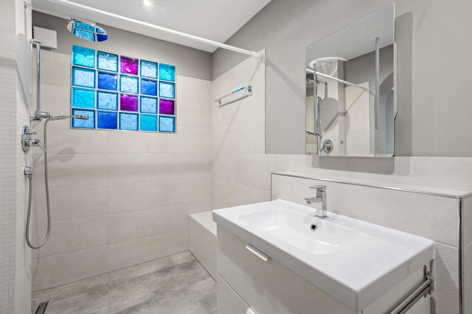 Modernes Badezimmer mit farbigem Glasfenster