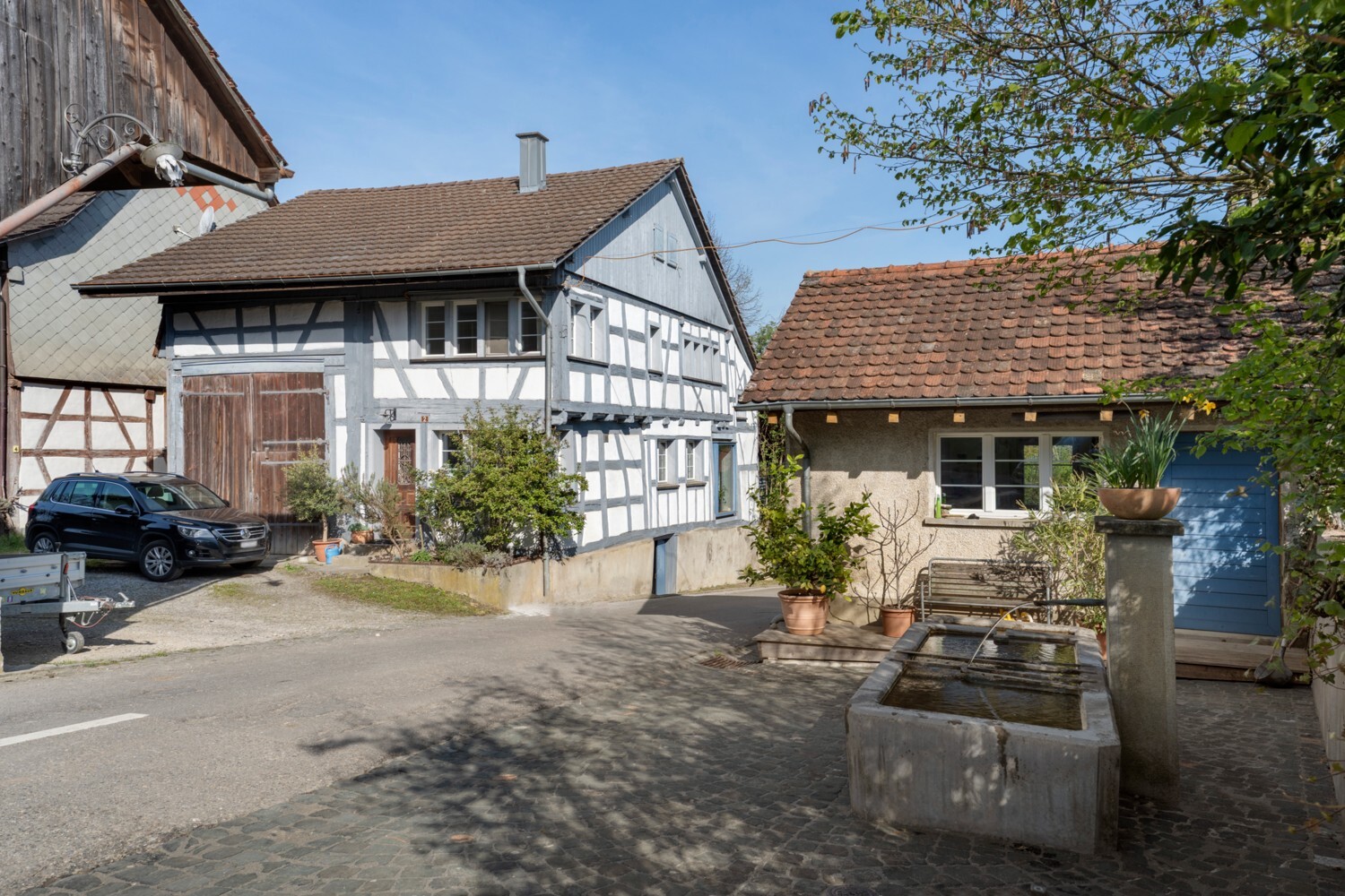 Historischer Innenhof mit Fachwerkhäusern