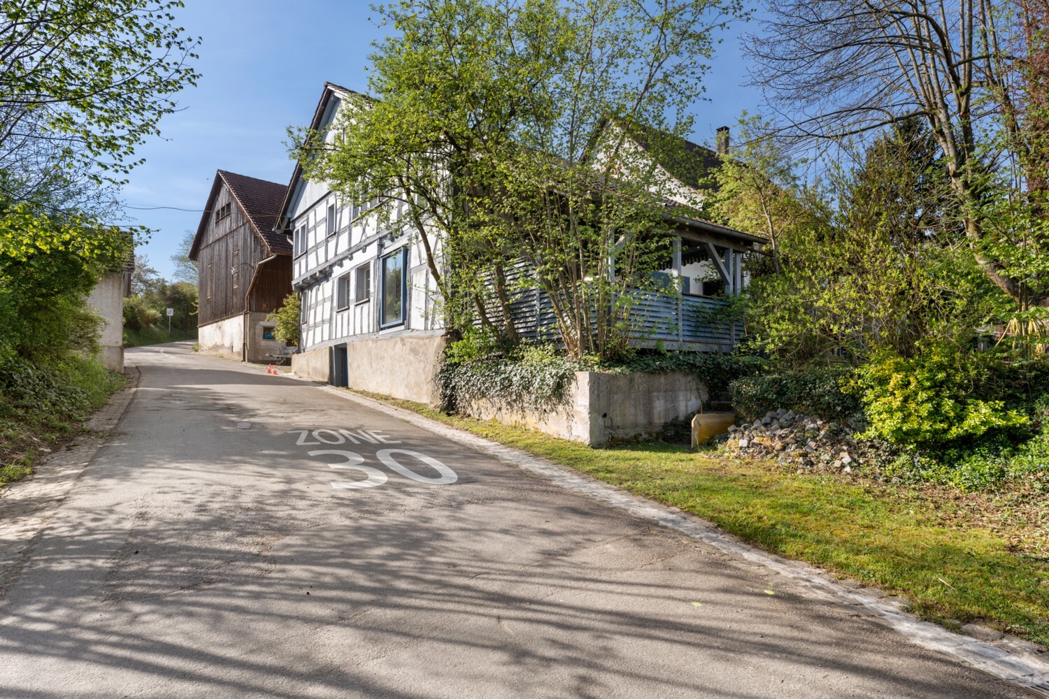 Ländliches Wohnhaus an ruhiger Straße