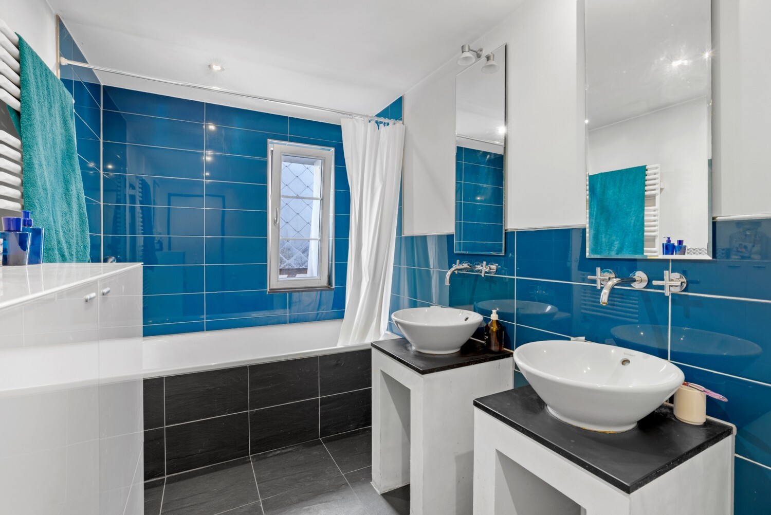 Modernes Badezimmer mit Doppelwaschtisch und Badewanne