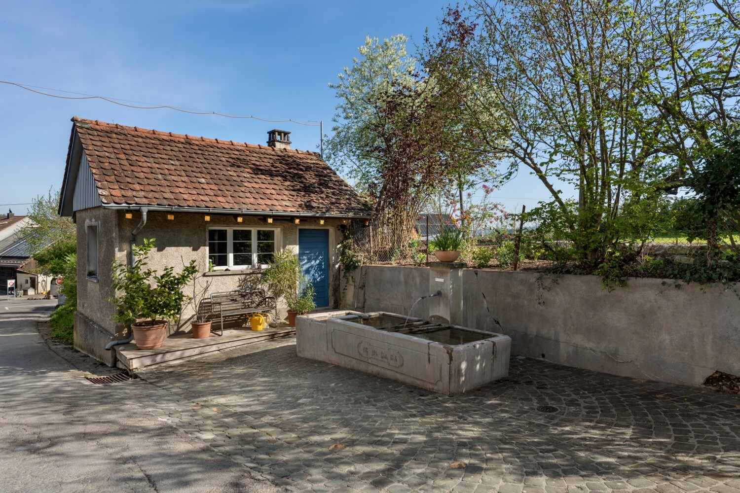 Außenbereich mit kleinem Gebäude und Brunnen