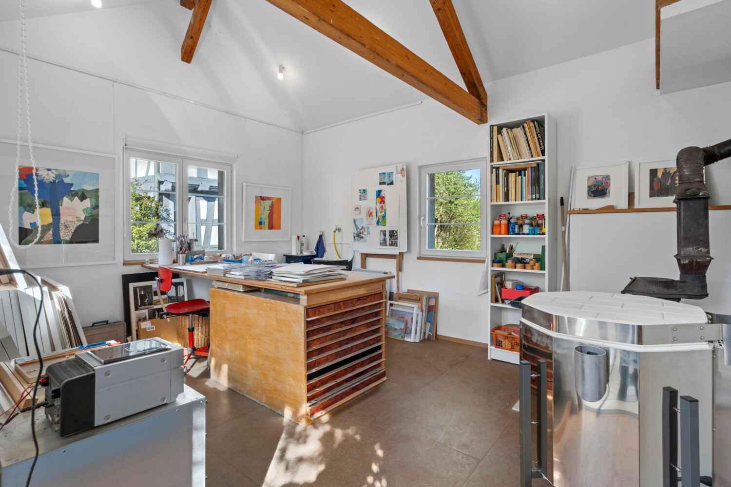 Atelierraum mit Holzbalken und Ofen