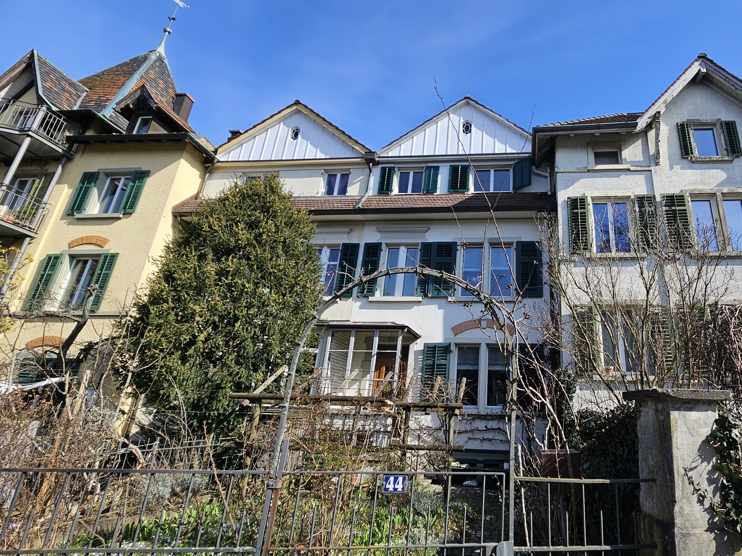 Wohnhaus mit Gartenvorderseite