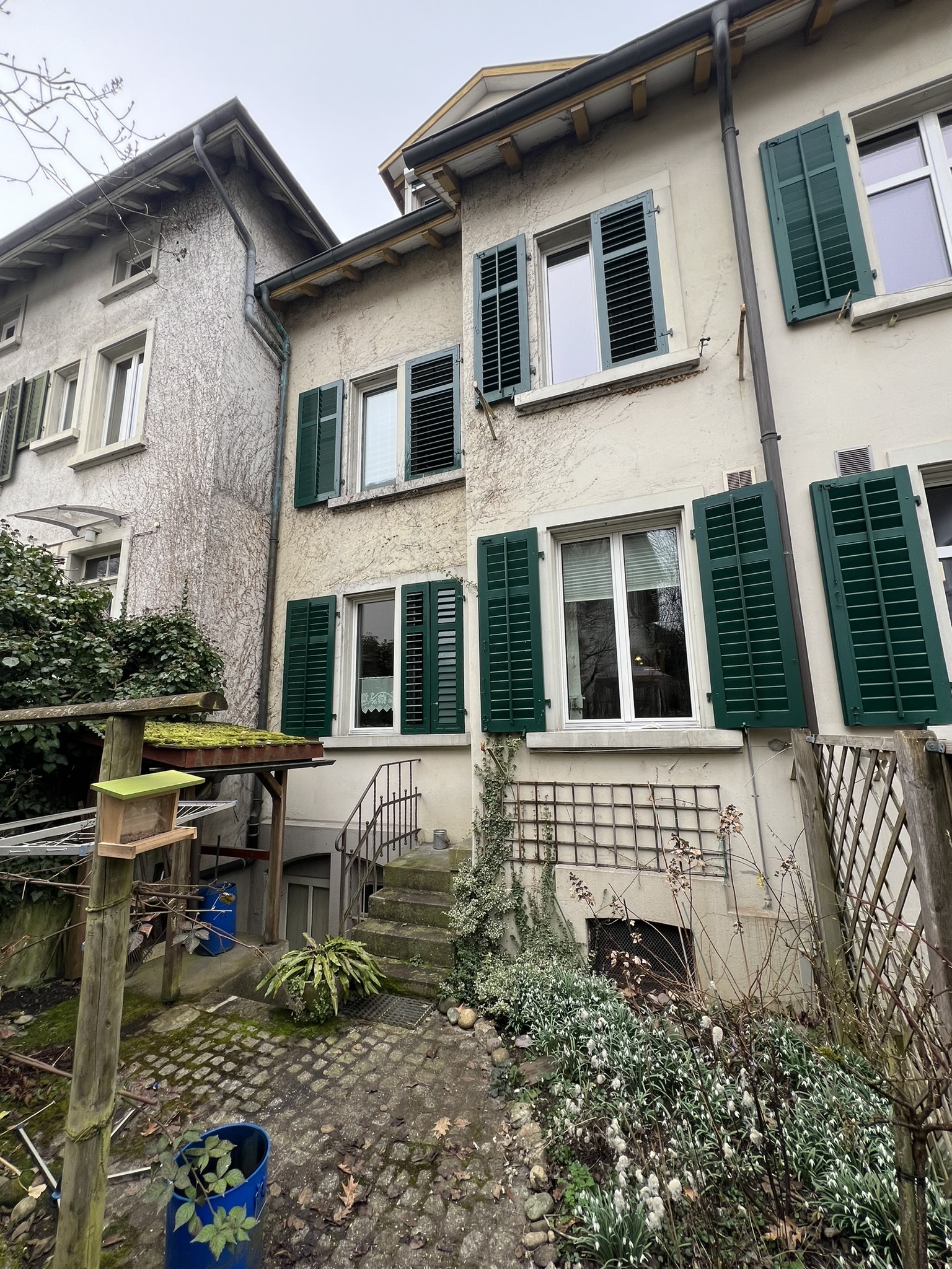 Außenansicht eines mehrgeschossigen Wohnhauses mit Garten