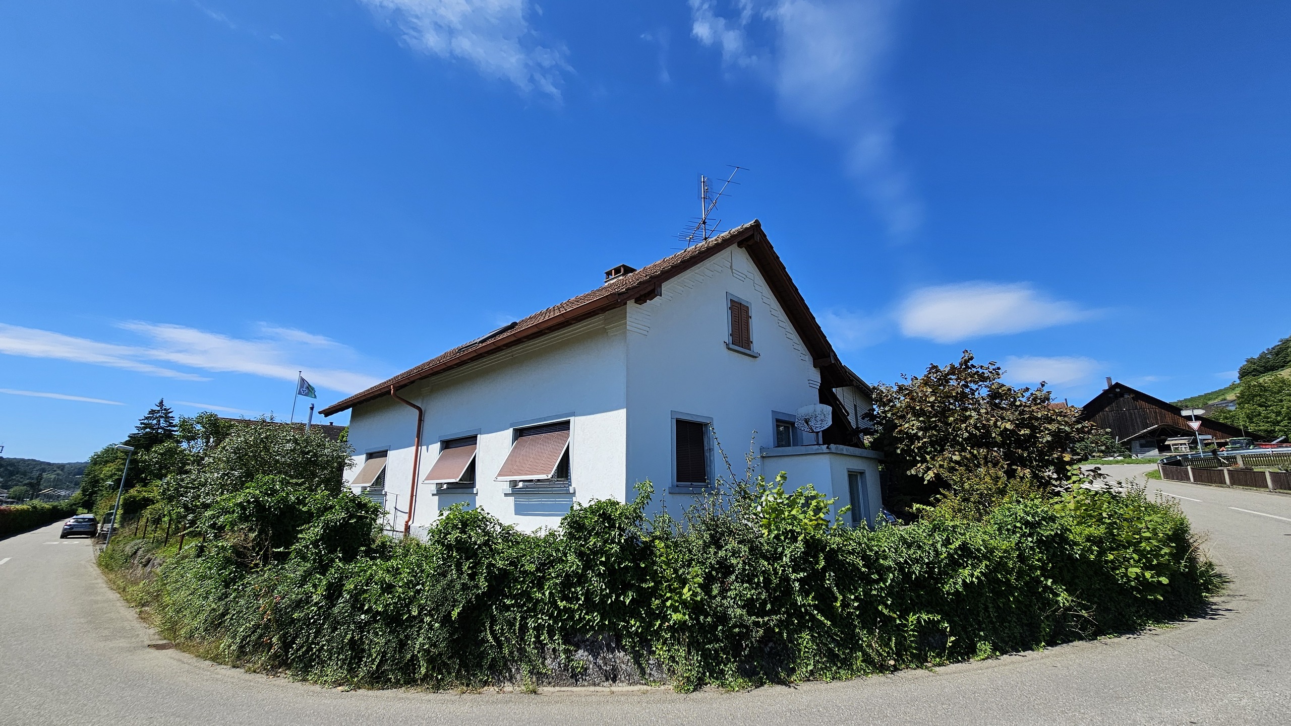 Außenansicht eines Einfamilienhauses an einer Straße