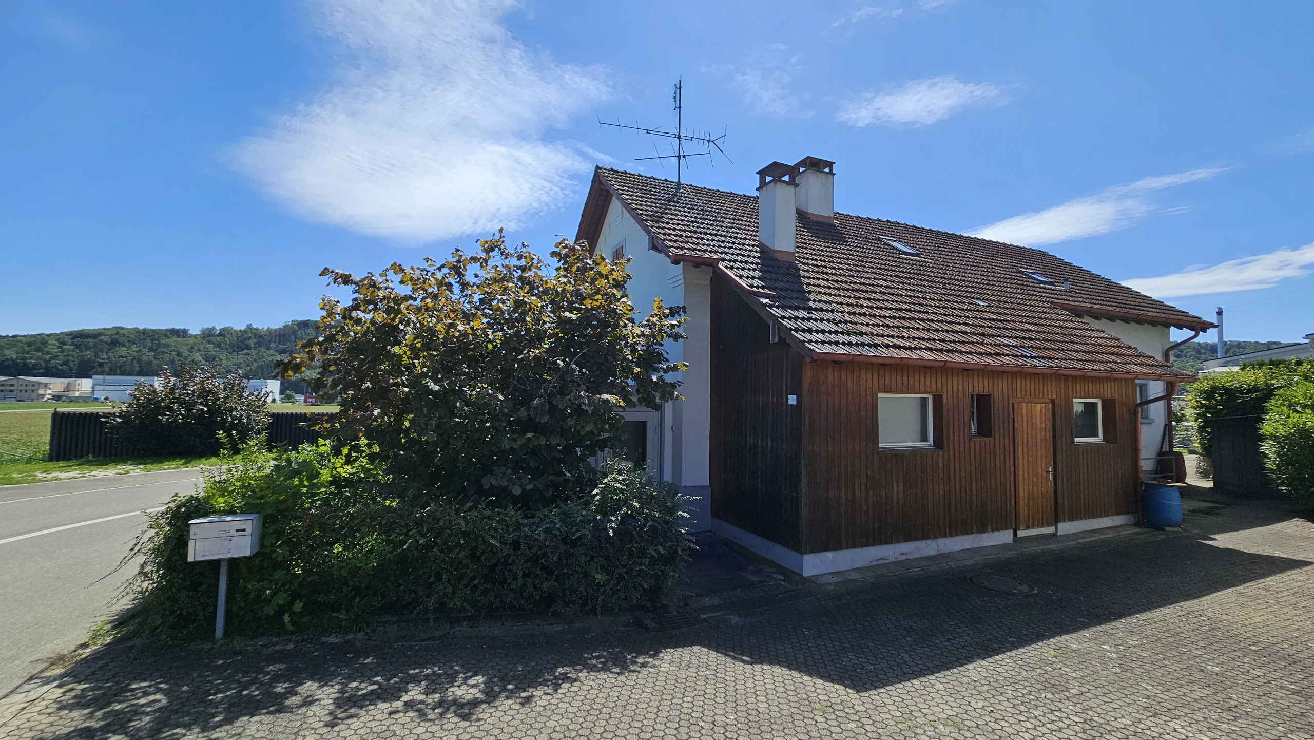 Ländliches Haus mit Satteldach