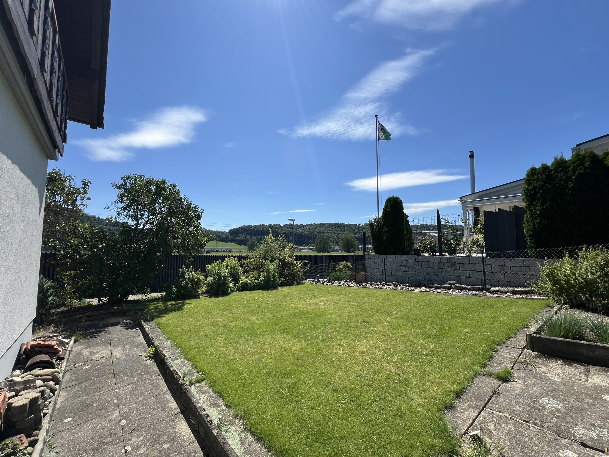 Gepflegter Garten mit Rasenfläche und freiem Himmel