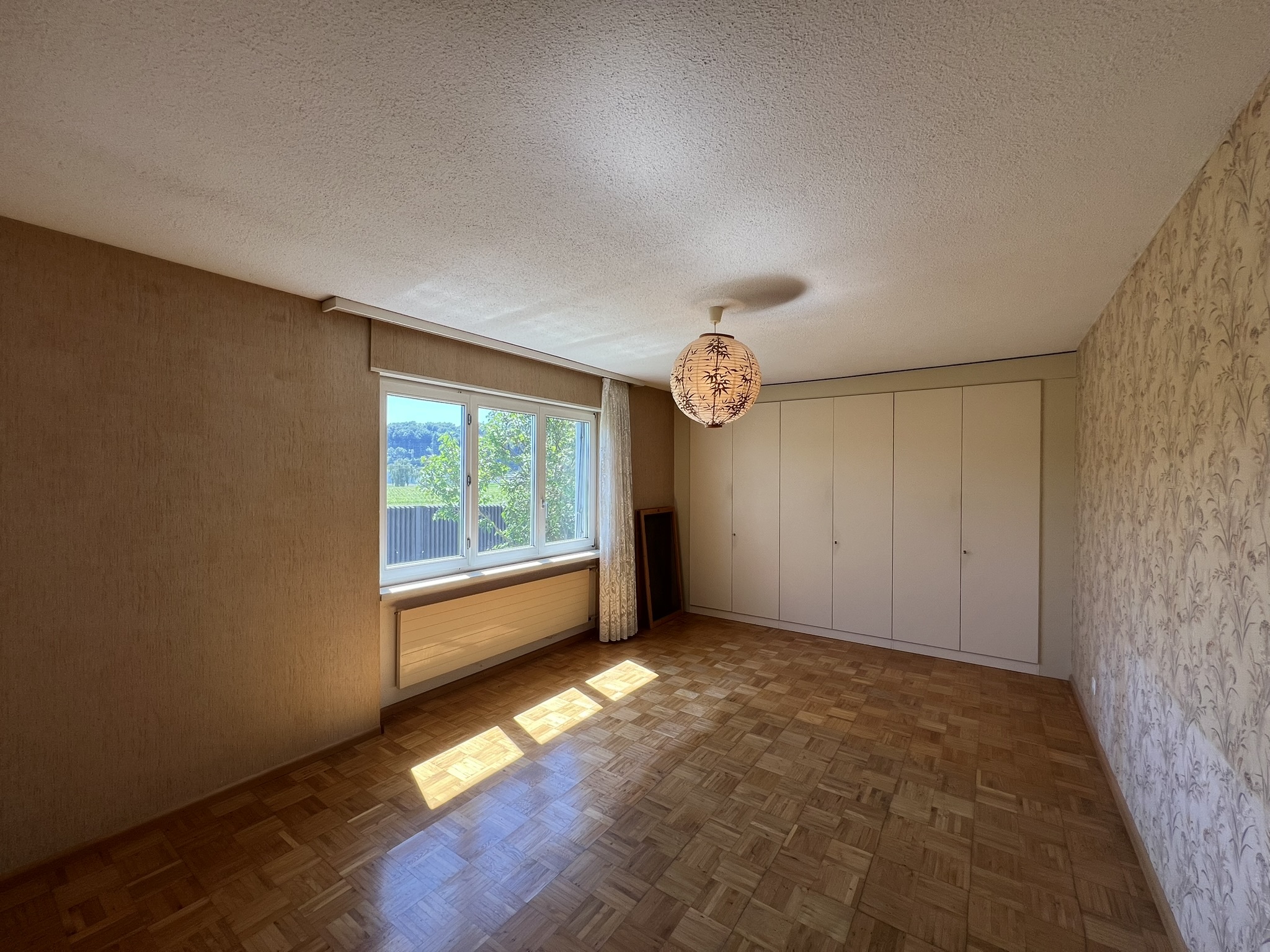 Leeres Schlafzimmer mit Balkonlicht
