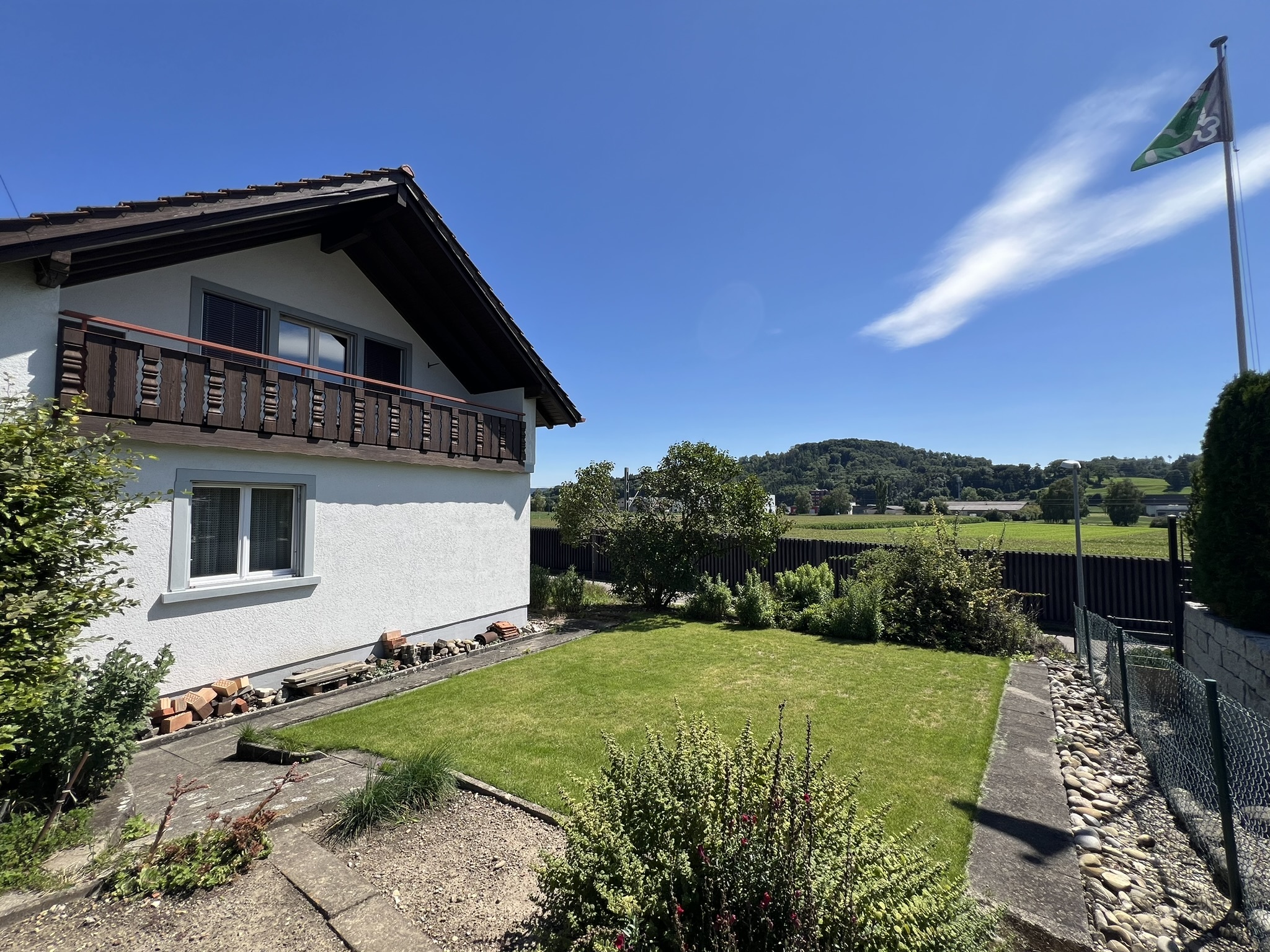 Einfamilienhaus mit Garten und Bergblick