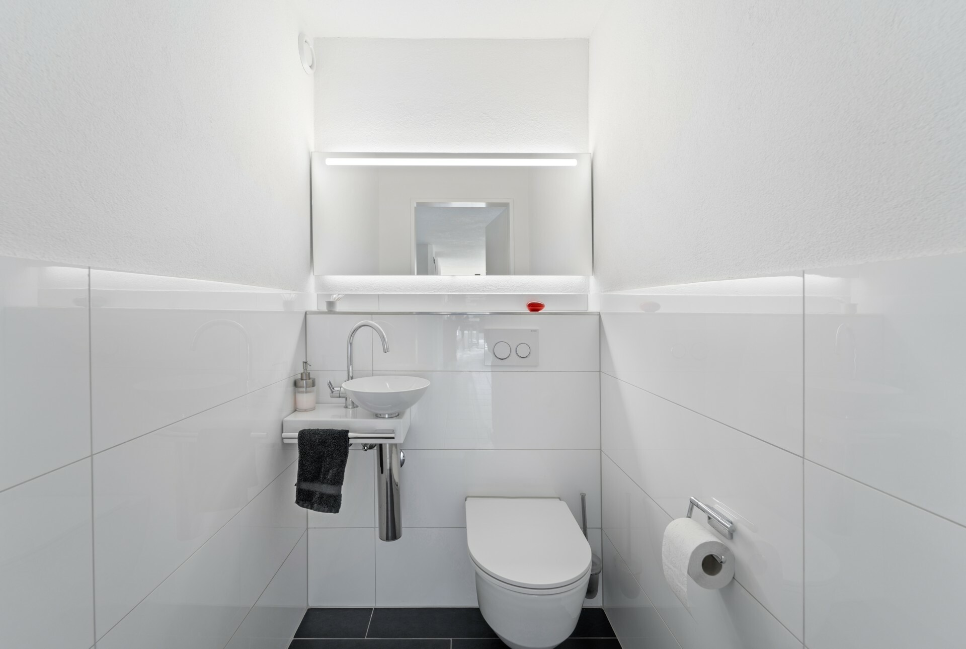 Modernes Gäste-WC mit Wand-WC