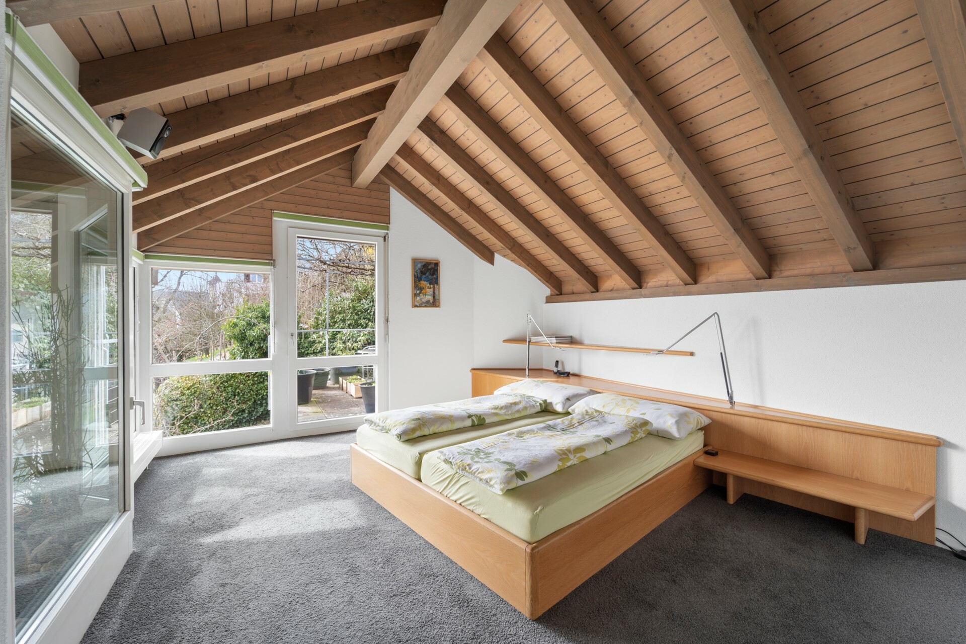 Schlafzimmer mit Holzsichtdach
