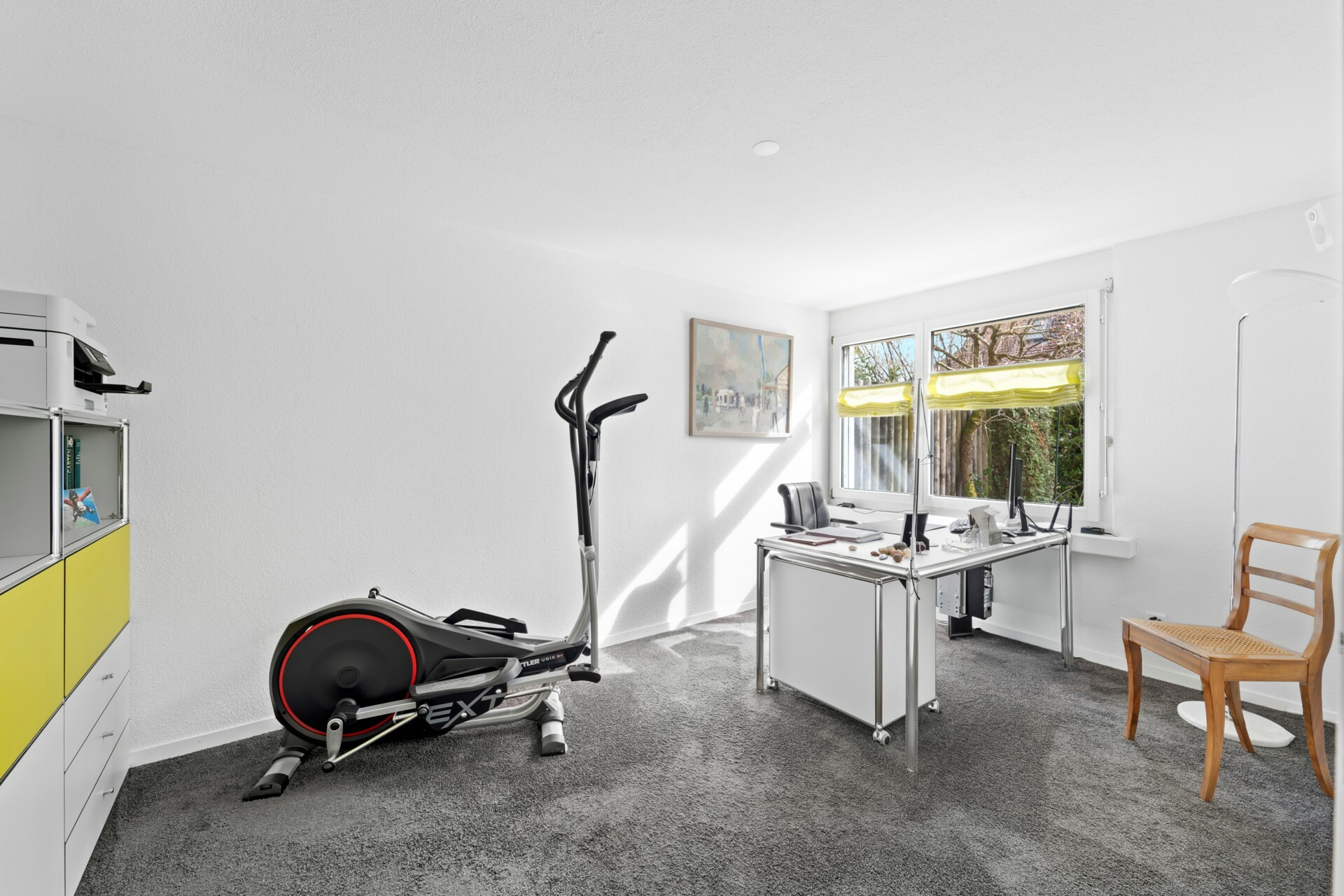 Heller Arbeitsraum mit Heimtrainingsbereich