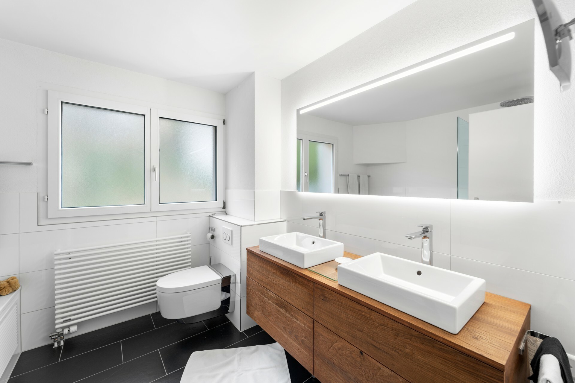 Modernes Badezimmer mit Doppelwaschtisch