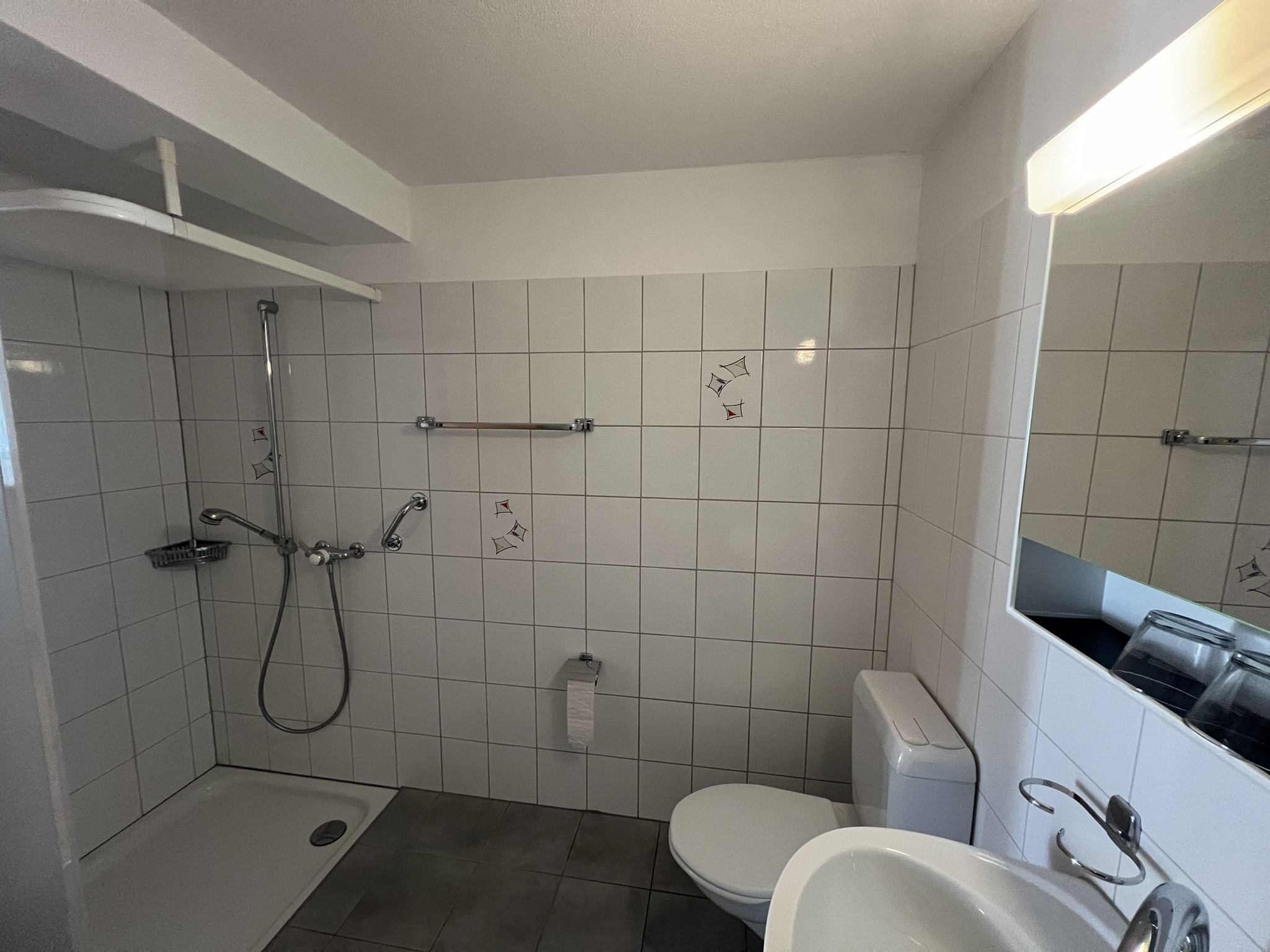 Badezimmer mit Dusche und WC