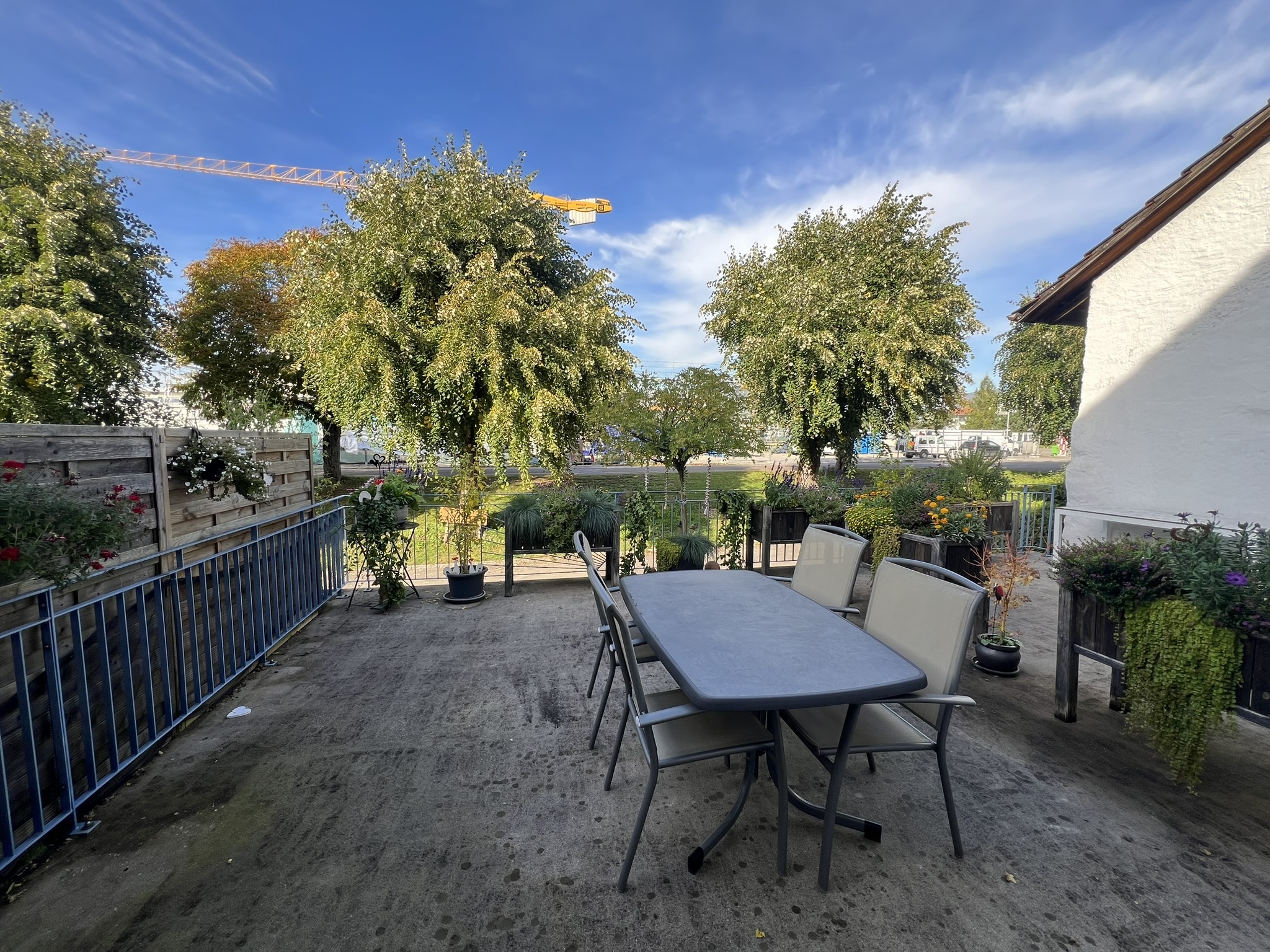Terrasse mit Gartenmöbeln und Blick ins Grüne