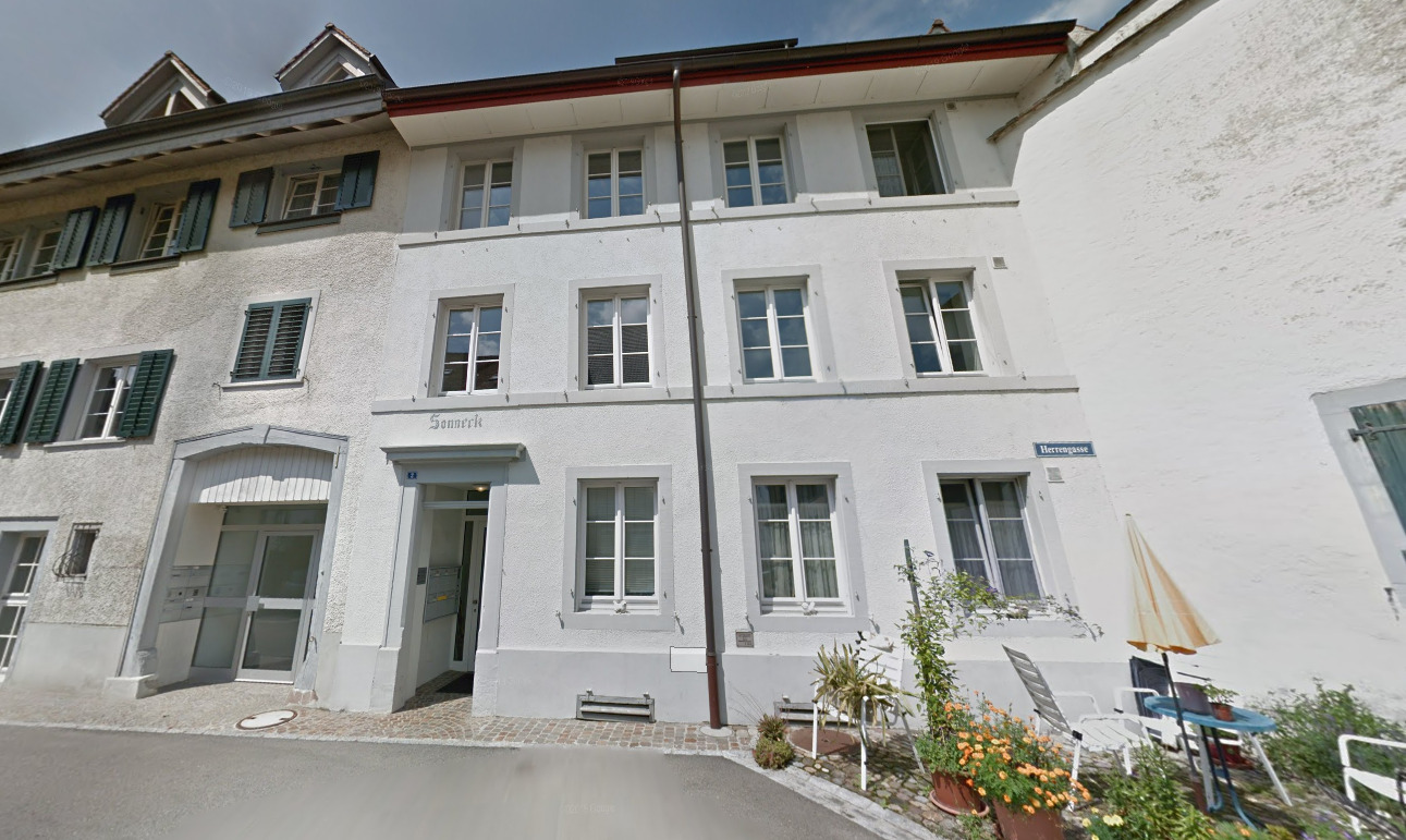 Straßenansicht eines historischen Wohn- und Geschäftshauses