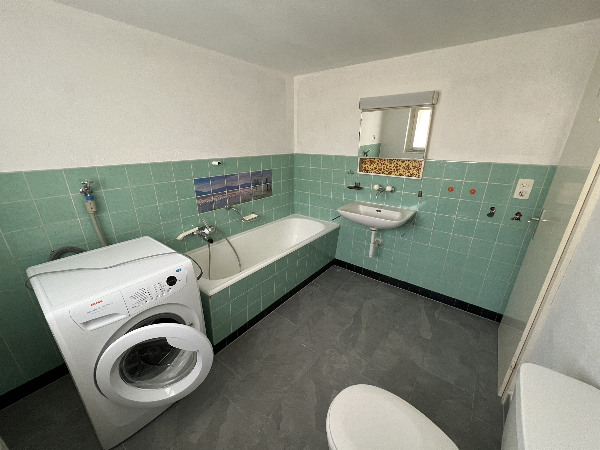 Altmodisches Bad mit Wanne und Waschmaschine