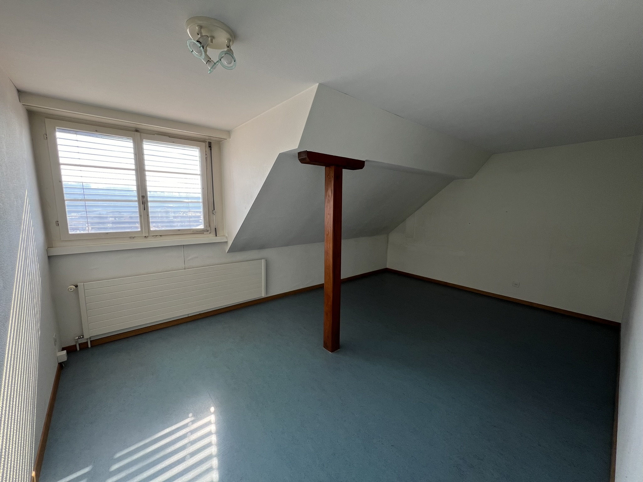 Leerer Dachraum mit schräger Decke
